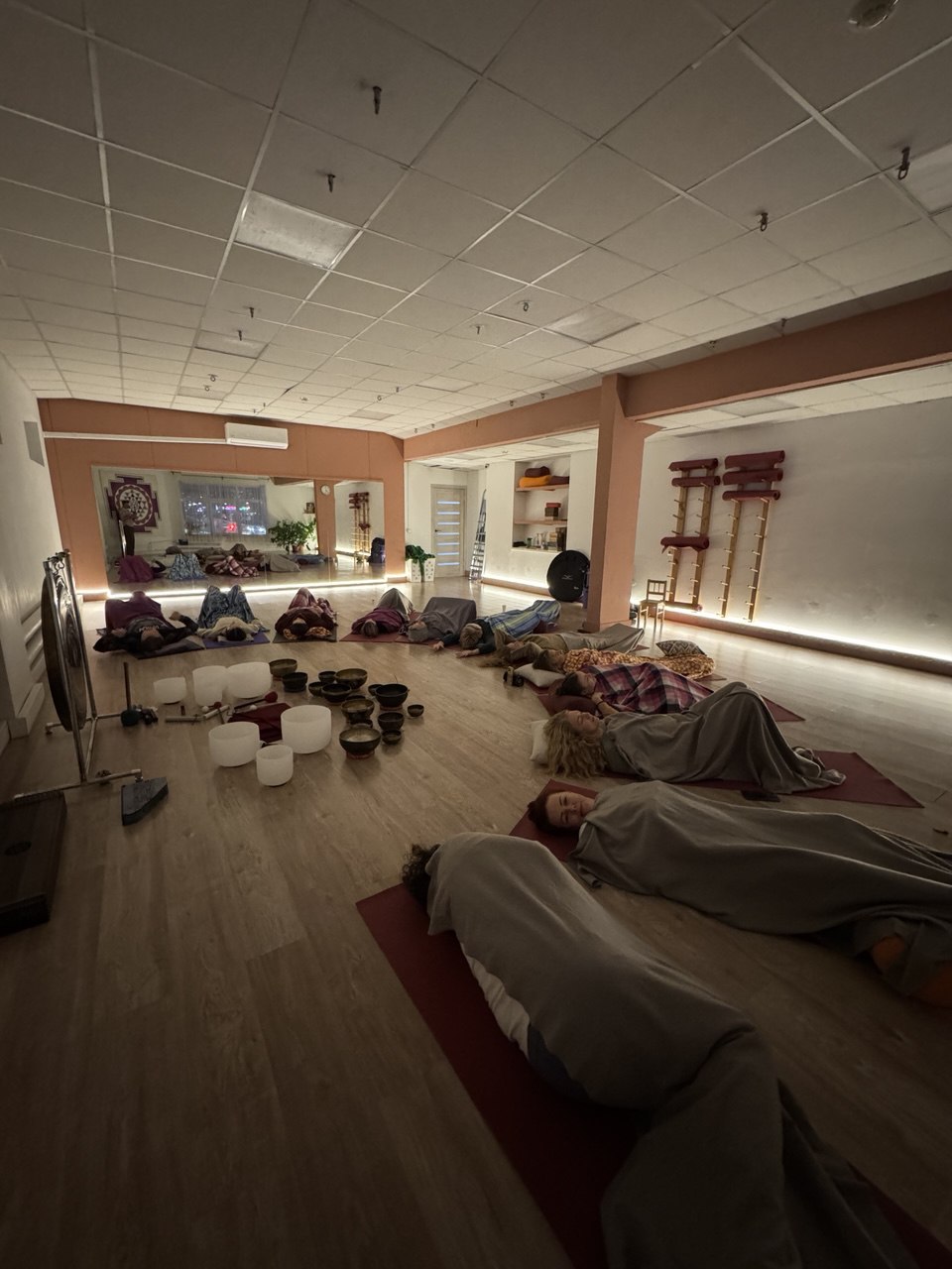 Мастер Сергей — практик звукотерапии поющими чашами